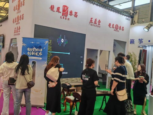 龙凤乐器上海乐展：坚守古筝传统制造的同时迈向智能新篇章(图2)