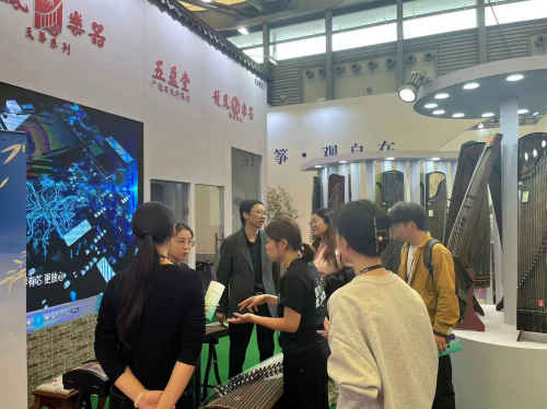 龙凤乐器上海乐展：坚守古筝传统制造的同时迈向智能新篇章(图1)