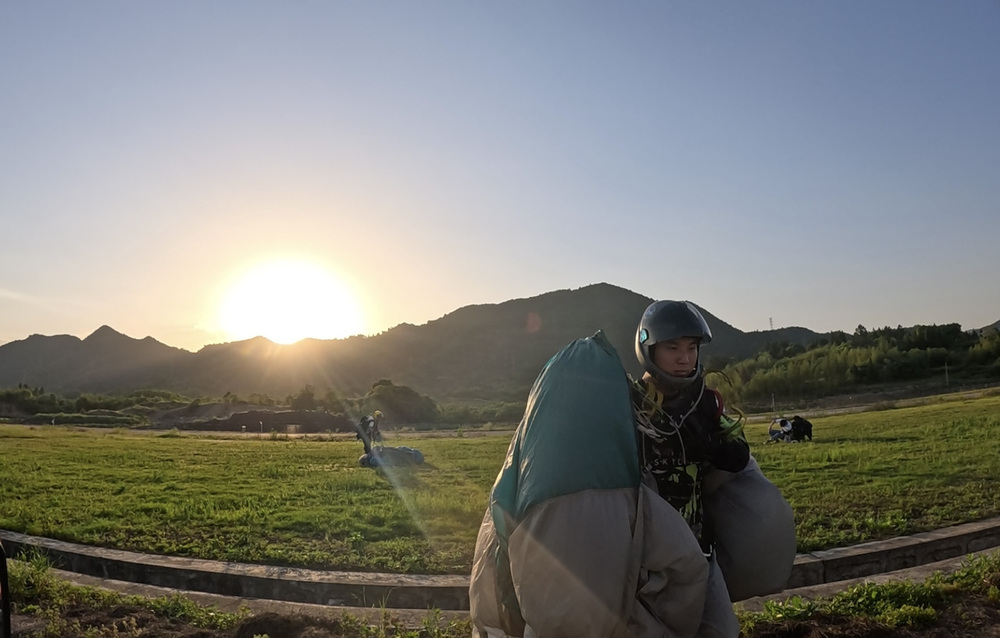 网传很赚钱冲上热搜的跳伞教练 是一份怎样的工作?(图1) 网传很赚钱冲上热搜的跳伞教练 是一份怎样的工作?(图1)