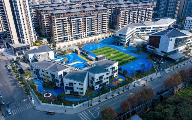 从《星际穿越》到DeepSeek：成都这所创新学校用“爱智慧”拥抱AI教育新时代(图1)