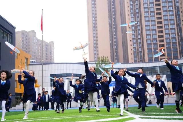 从《星际穿越》到DeepSeek：成都这所创新学校用“爱智慧”拥抱AI教育新时代(图3)