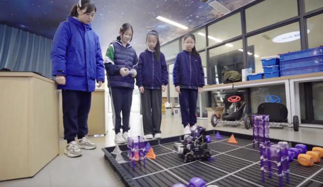 从《星际穿越》到DeepSeek：成都这所创新学校用“爱智慧”拥抱AI教育新时代(图14)