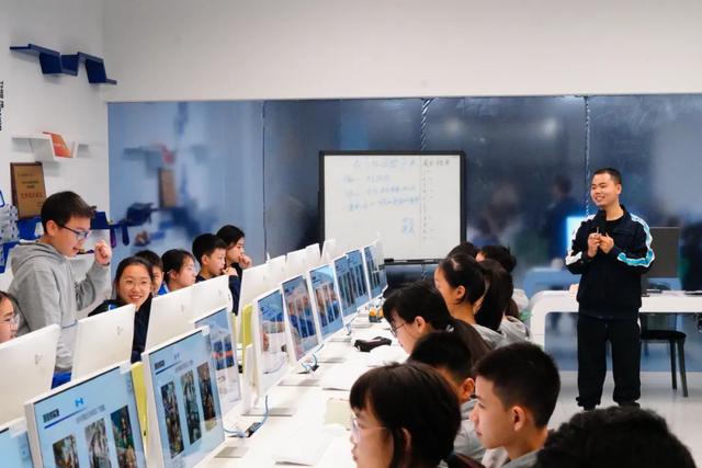 从《星际穿越》到DeepSeek：成都这所创新学校用“爱智慧”拥抱AI教育新时代(图10)