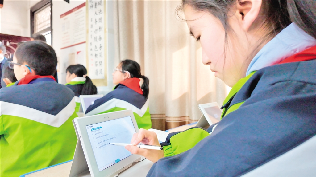 从“黑板”到“云端”——教育数字化让课堂有趣又有效 - 安康新闻网(图1) 从“黑板”到“云端”——教育数字化让课堂有趣又有效 - 安康新闻网(图1)