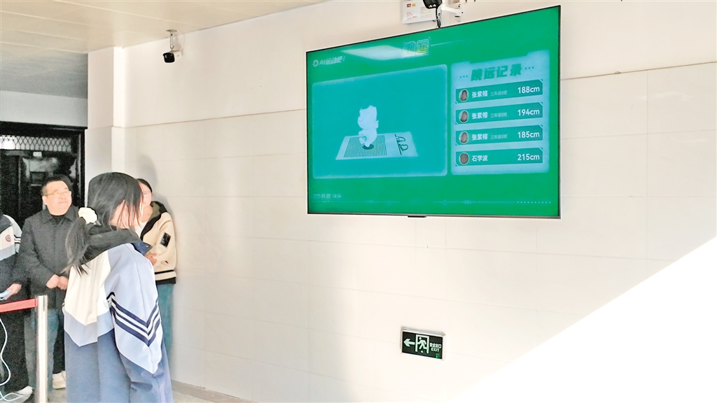 从“黑板”到“云端”——教育数字化让课堂有趣又有效 - 安康新闻网(图2) 从“黑板”到“云端”——教育数字化让课堂有趣又有效 - 安康新闻网(图2)