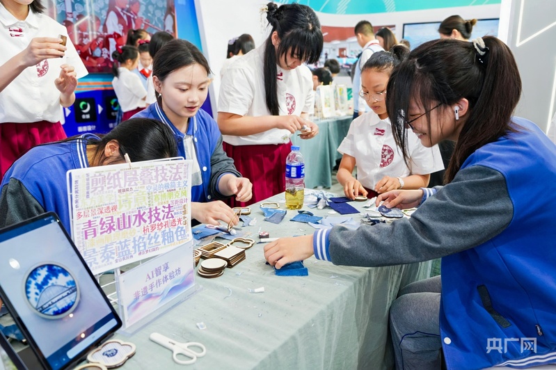 2025上海教育博览会开幕 展现“AI+教育”创新生动实践(图3) 2025上海教育博览会开幕 展现“AI+教育”创新生动实践(图3)