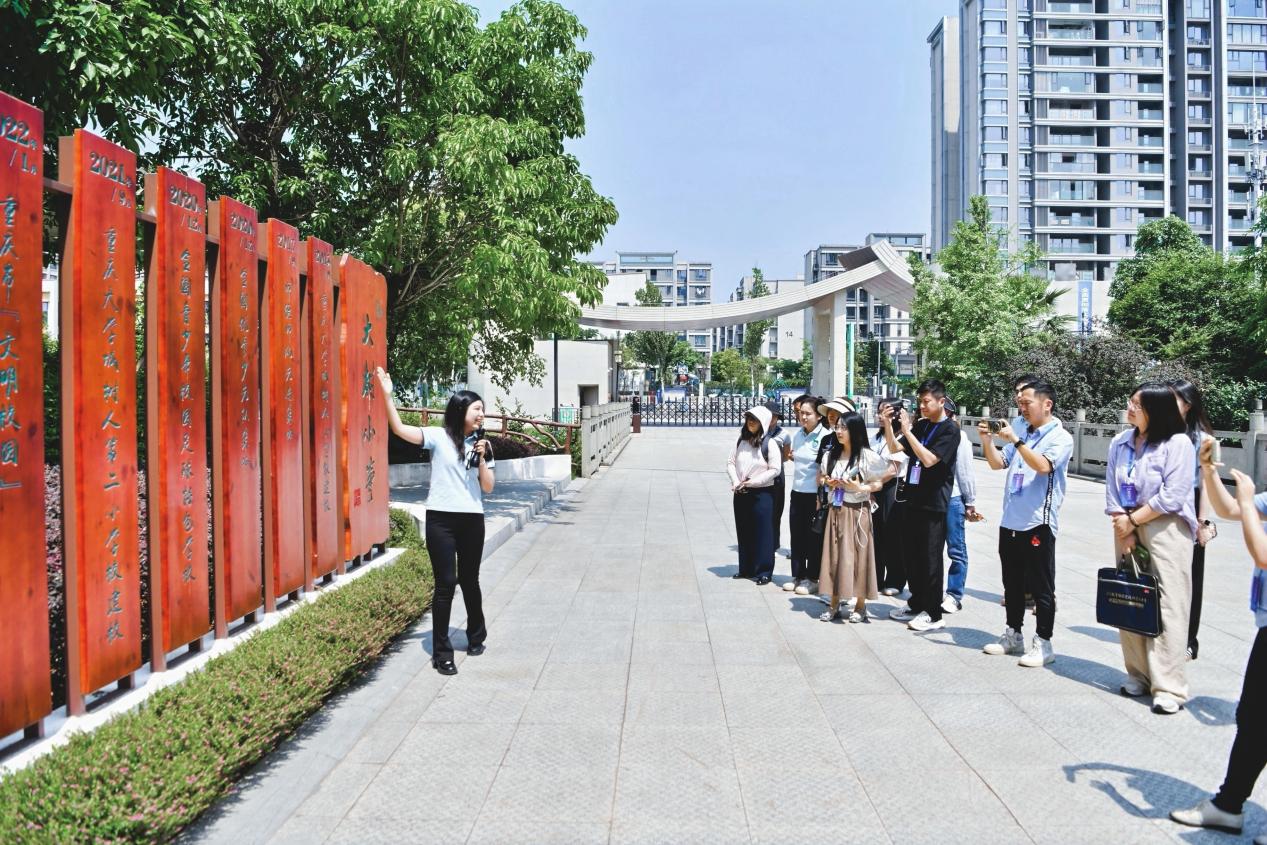 学习更有趣教育更“智慧”！40余家全国网络媒体走进重庆高新区沉浸式打探“新智慧教育”新场景(图7)