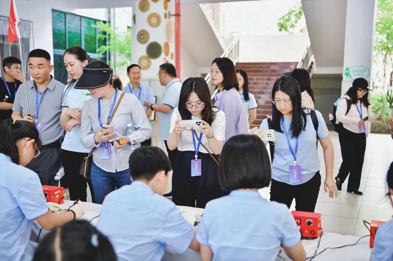 学习更有趣教育更“智慧”！40余家全国网络媒体走进重庆高新区沉浸式打探“新智慧教育”新场景(图8)