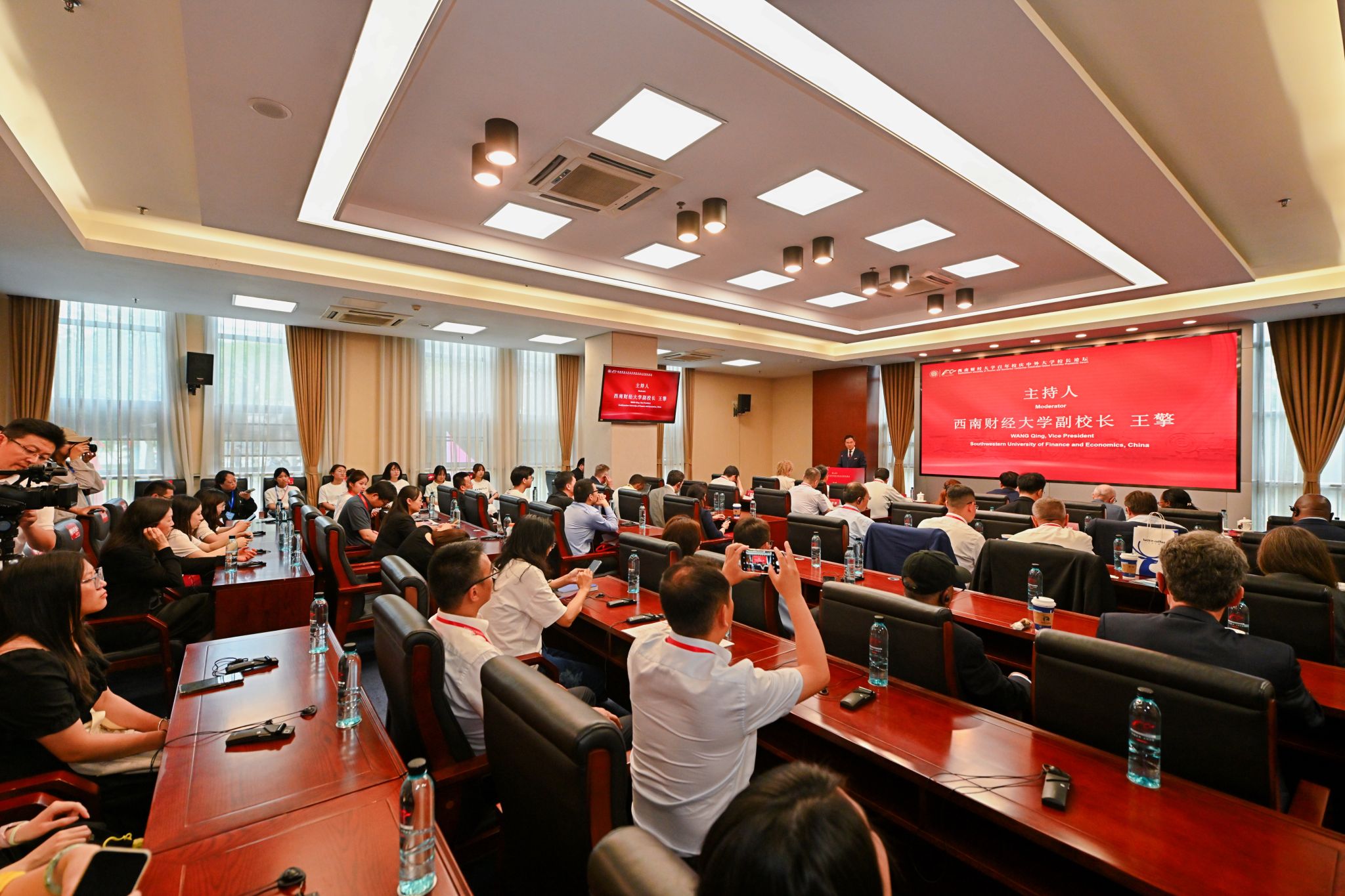 西南财经大学百年校庆中外大学校长论坛、中国高等教育学会高等财经教育分会2025学术年会成功举办(图8) 西南财经大学百年校庆中外大学校长论坛、中国高等教育学会高等财经教育分会2025学术年会成功举办(图8)